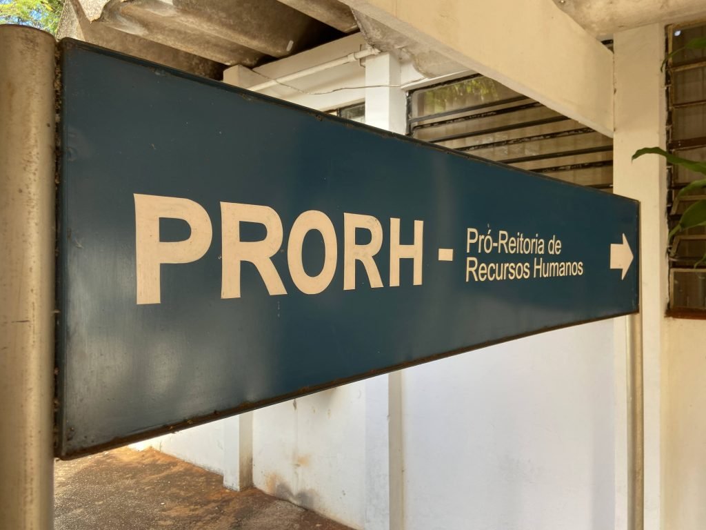 Inscrições abertas para Tradutor-Intérprete de Libras na UEL Inscrições abertas para Tradutor-Intérprete de Libras na UEL