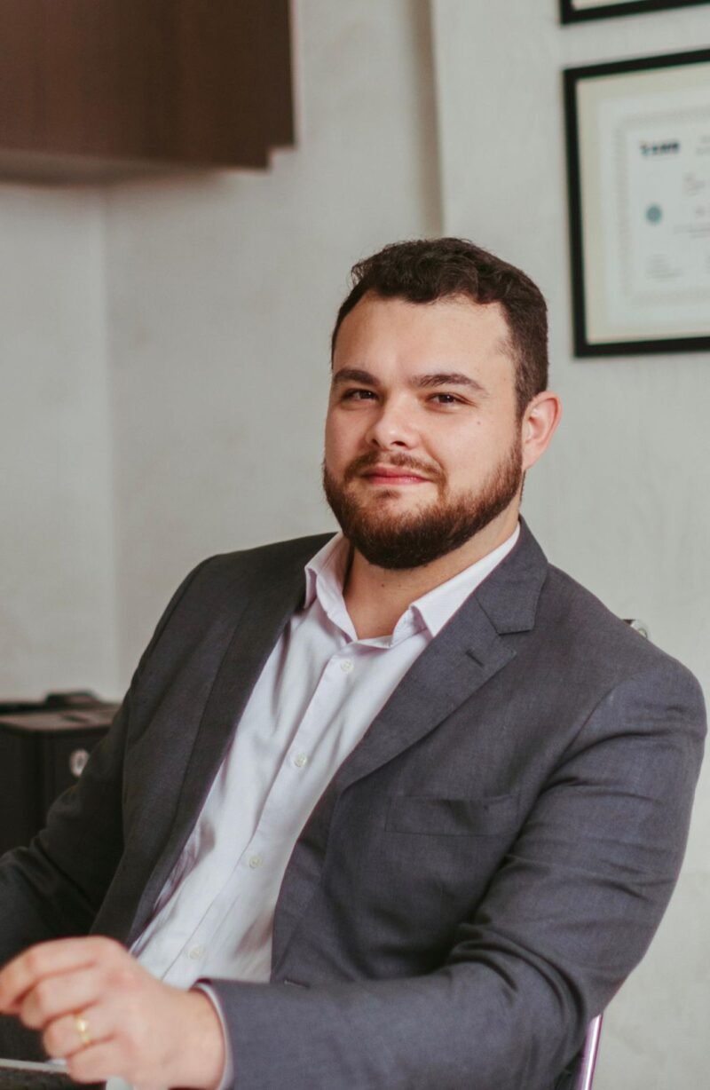 Dr. Mauro Borges, urologista do Centro Médico do Hospital São Francisco, de Cambé. Foto: Yellow Estúdio.