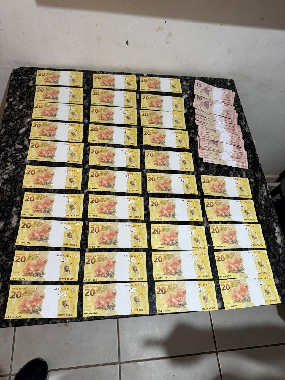 Polícia Federal prende jovem com R$ 1,2 mil em cédulas falsas recebidas pelos Correios em Arapongas Polícia Federal prende jovem com R$ 1,2 mil em cédulas falsas recebidas pelos Correios em Arapongas