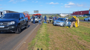 Colisão ocorreu próximo ao condomínio Village do Engenho e deixou duas pessoas com ferimentos leves; trecho é conhecido por alta incidência de acidentes