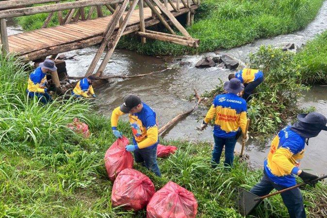 Sanepar Mobiliza Voluntários para Limpeza de Rios no Paraná Sanepar Mobiliza Voluntários para Limpeza de Rios no Paraná