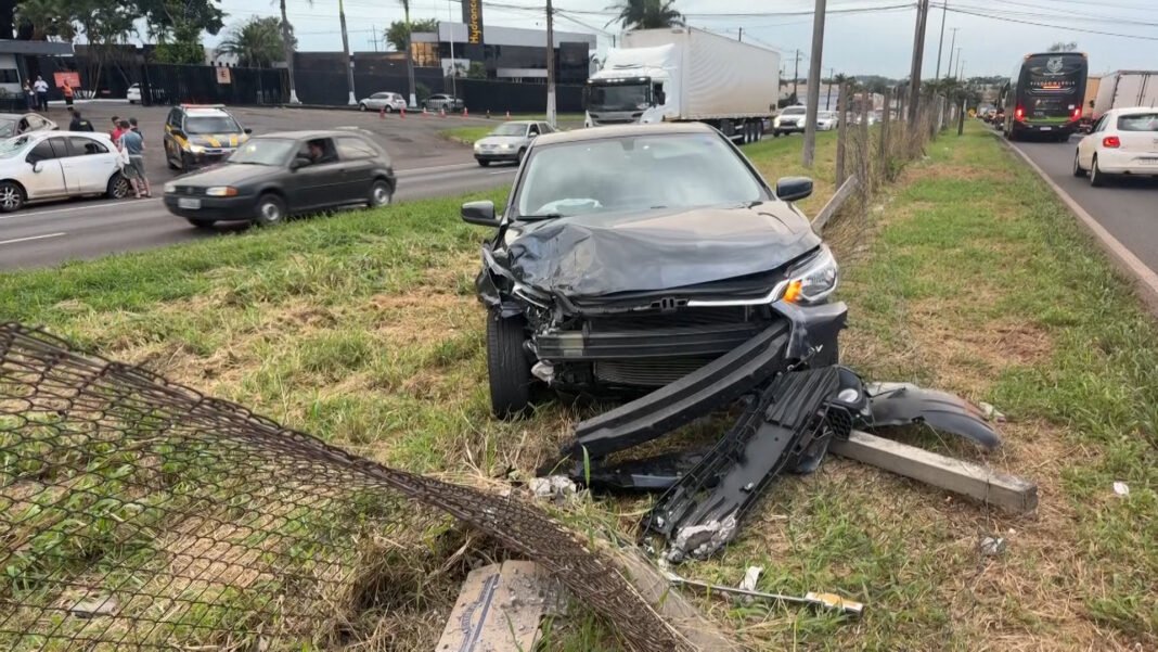 Acidente com capotamento deixa três feridos em Cambé