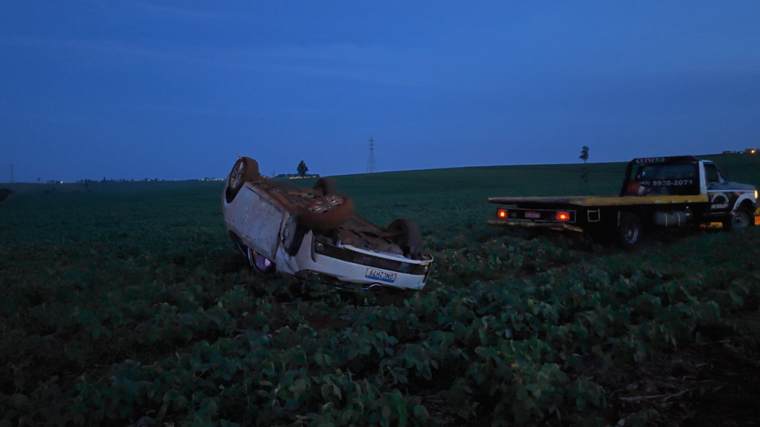Capotamento deixa três vítimas na Estrada da Prata, em Cambé, no início da noite de domingo