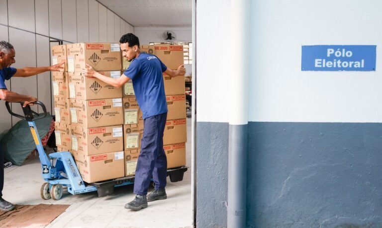 Quem pode ter acompanhante na cabine de votação? Veja as regras