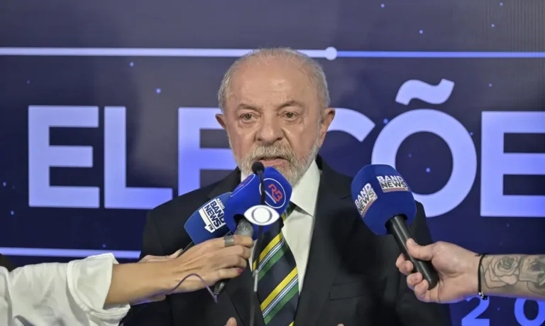 Lula propõe quebra de sigilo bancário se Flávio Bolsonaro aceitar