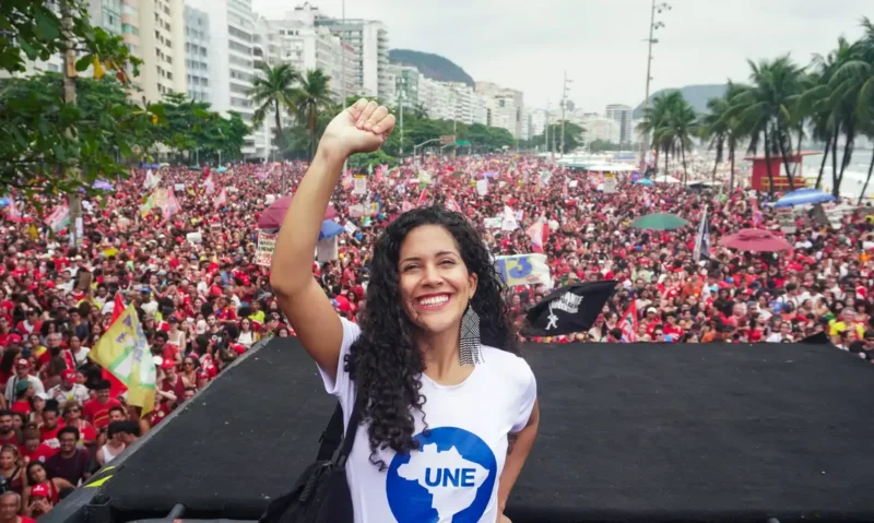 Estudantes ganham destaque em atos pela democracia e educação