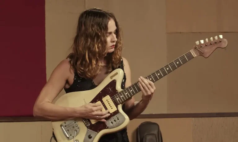 Gabi Terra se destaca no Duelo de Guitarras da TV Brasil