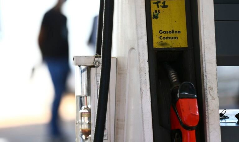 Governo reforça fiscalização para conter alta dos combustíveis