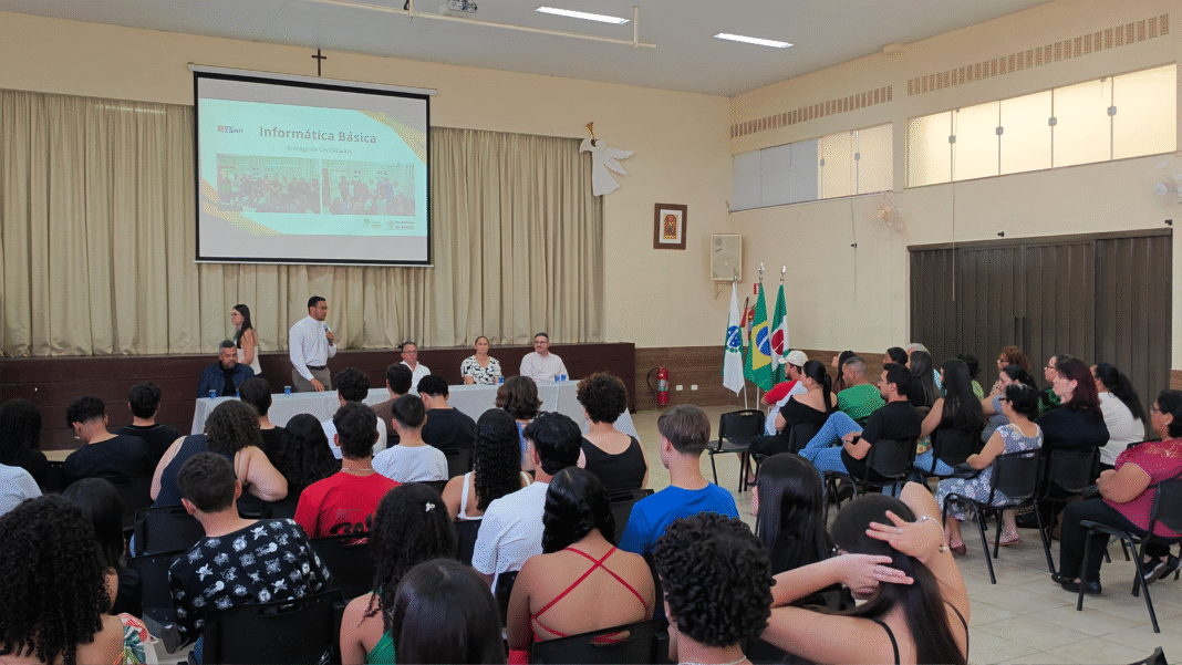 Jovens concluem curso de informática oferecido pelo ISAP da Zona Verde em Cambé