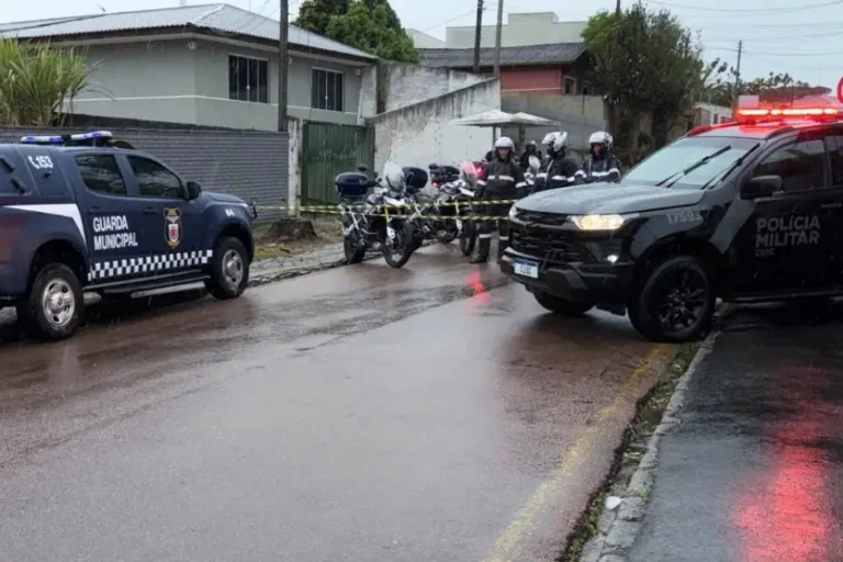 Homem armado invade CMEI São Braz, em Curitiba, nesta sexta-feira (9). Polícia tenta negociar com o suspeito, e familiares aguardam notícias das crianças - Foto: Cristiano Vaz/Banda B