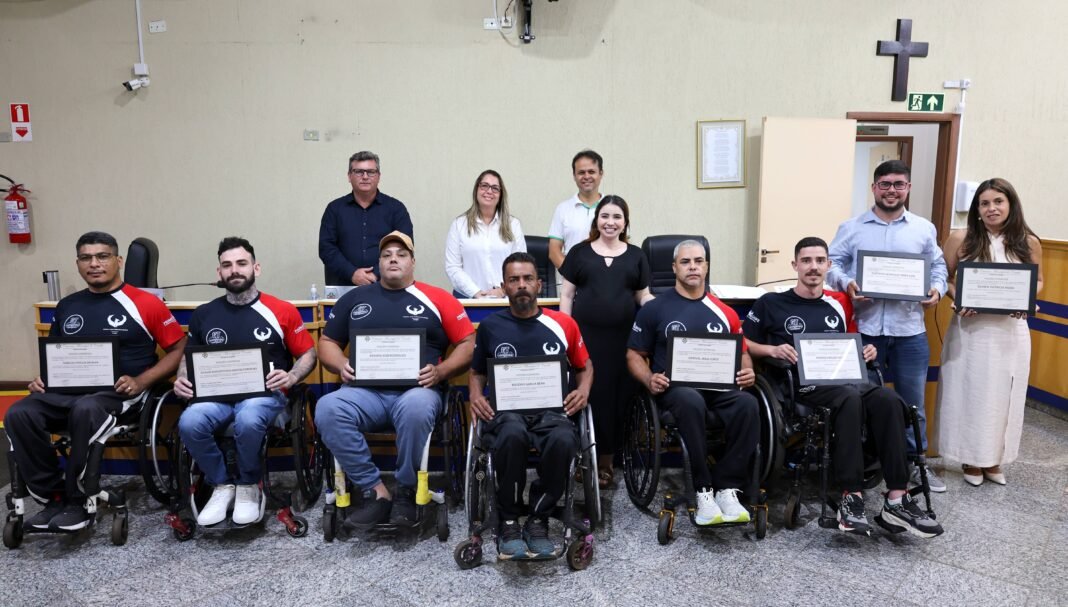 Atletas do Instituto Fênix recebem moção honrosa em Cambé