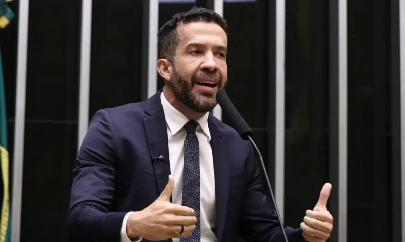 Deputado André Janones é internado em SP após arritmia cardíaca