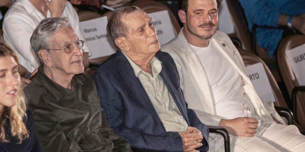 Jorge Mautner é Homenageado com Medalha Rui Barbosa aos 85 Anos Jorge Mautner é Homenageado com Medalha Rui Barbosa aos 85 Anos