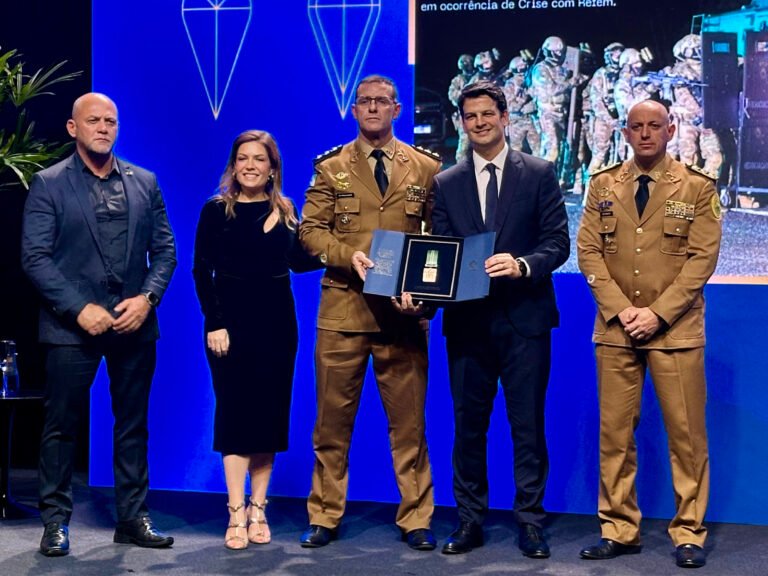 Polícia Militar do Paraná recebe maior honraria de Curitiba após resgate em CMEI