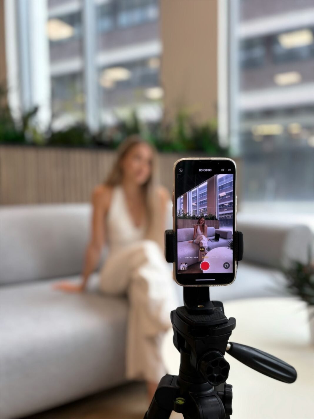 Regulamentação da profissão de influenciadores digitais : o que muda para os influencers e para os consumidores de conteúdo?