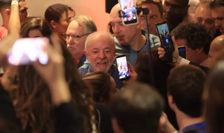 Lula agradece votos e promete regular plataformas digitais após reeleição