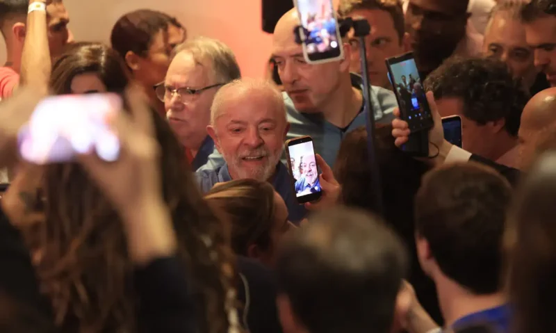 Lula agradece votos e promete regular plataformas digitais após reeleição