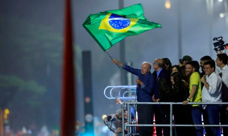 Lula celebra vitória na Paulista e pede canto do Hino da Independência