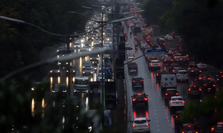 Chuva forte causa alagamentos e morte na zona norte de São Paulo