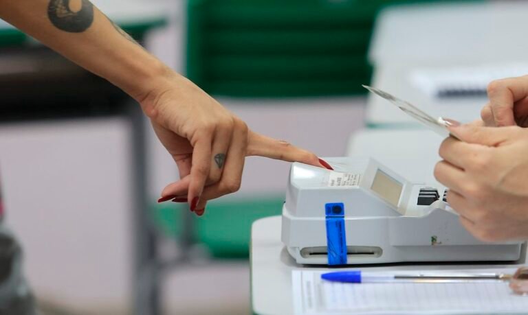 Eleitores do Rio comparecem cedo às urnas no segundo turno, apesar da chuva
