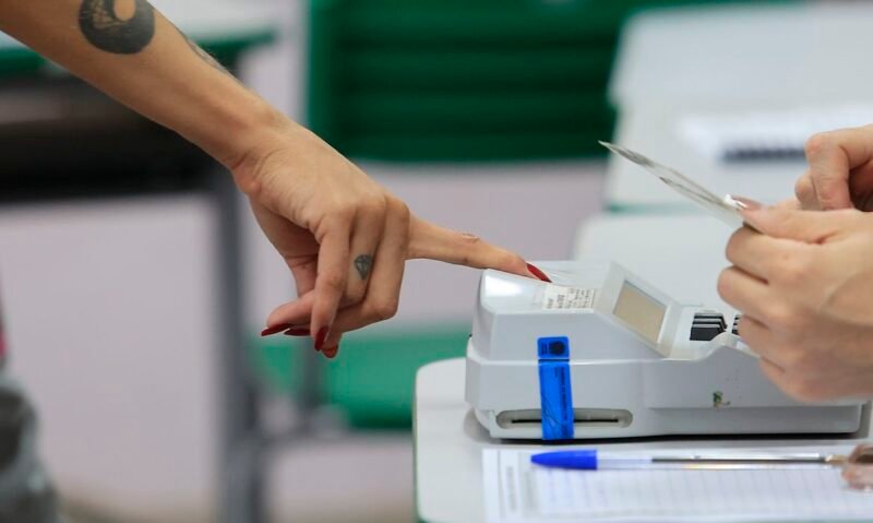 Eleitores do Rio comparecem cedo às urnas no segundo turno, apesar da chuva