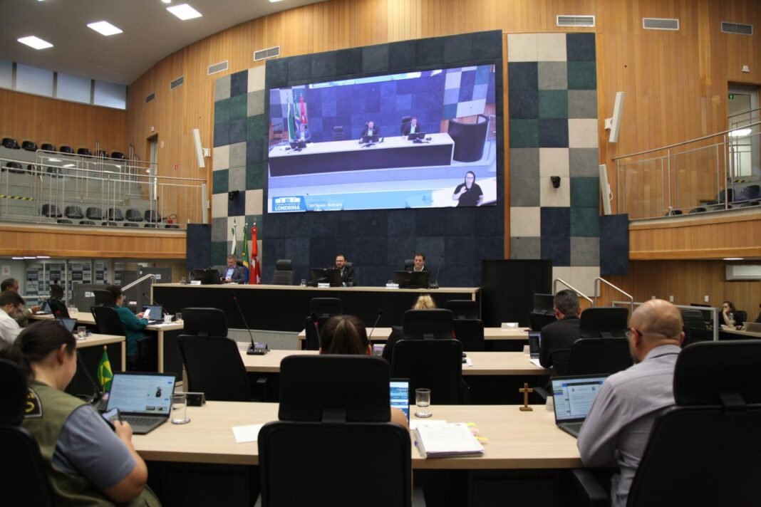 Vereadores Retiram Projeto de Reajuste Salarial da Pauta