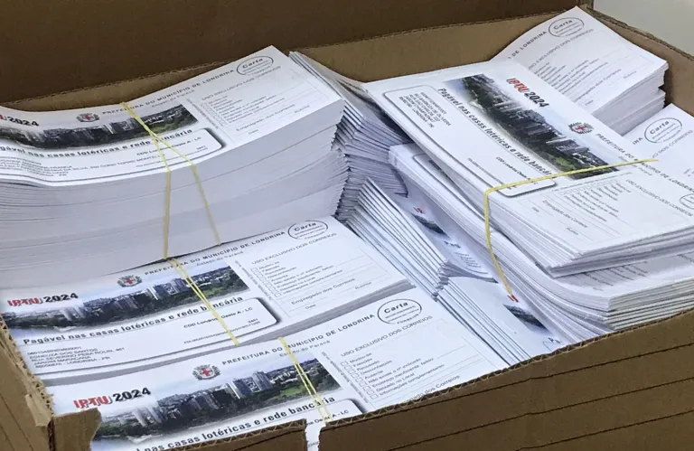 Contribuintes Enfrentam Filas para Pagamento do IPTU na Prefeitura Contribuintes Enfrentam Filas para Pagamento do IPTU na Prefeitura