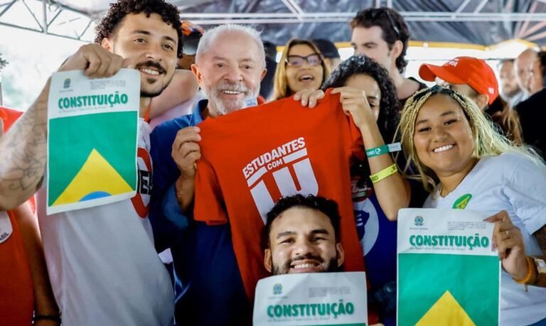 Lula propõe Pé de Meia universitário com auxílio mensal para estudantes