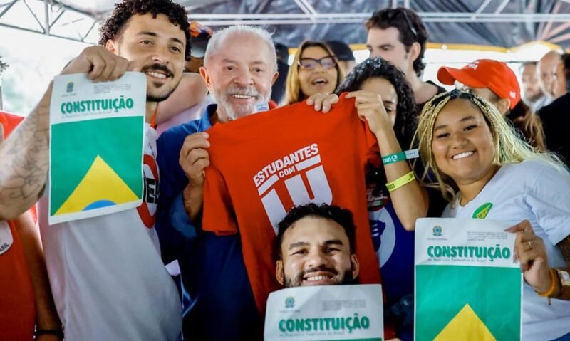Lula propõe Pé de Meia universitário com auxílio mensal para estudantes