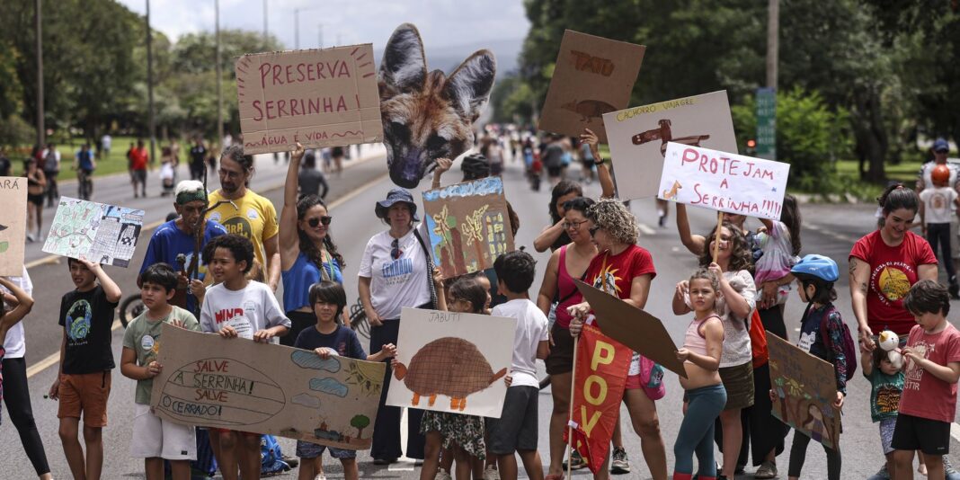 Manifestantes Pedem Preservação da Serrinha do Paranoá em Brasília Manifestantes Pedem Preservação da Serrinha do Paranoá em Brasília