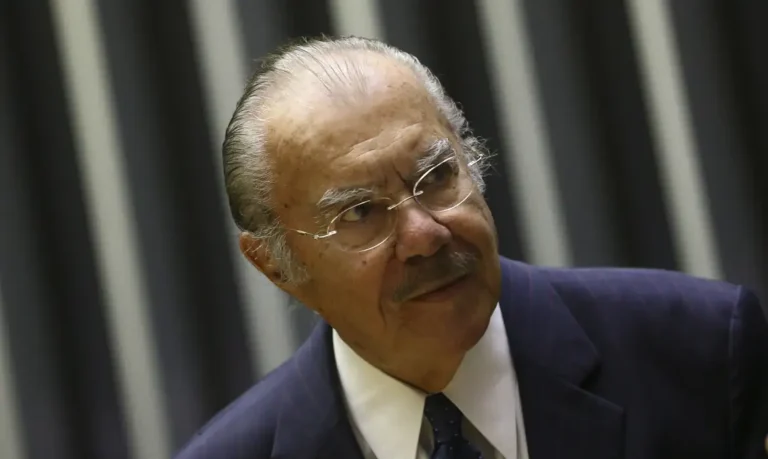 José Sarney permanece internado em São Paulo para tratar pneumonia