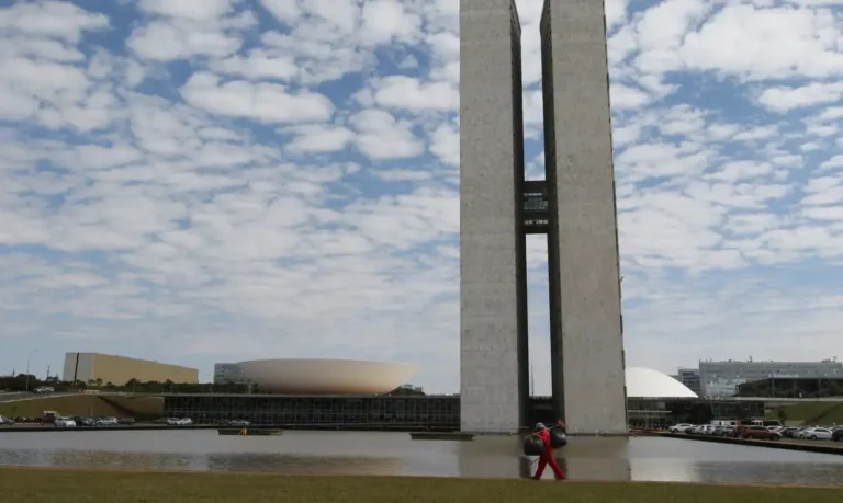 Senado vota fim da escala 6x1 e redução da jornada na terça-feira