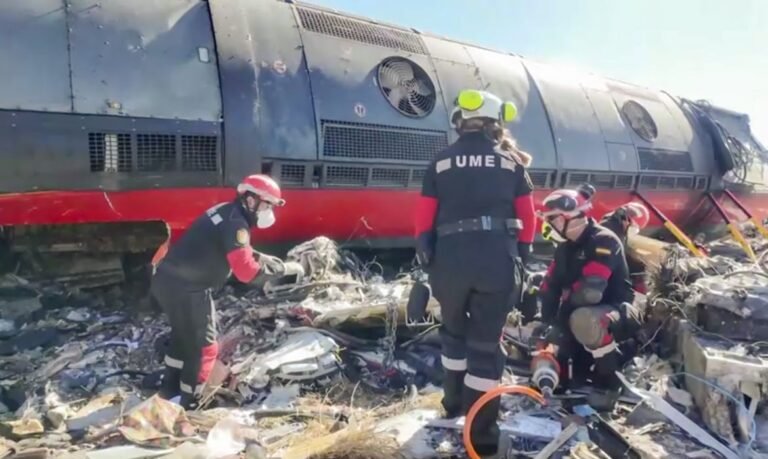 Equipes intensificam buscas por sobreviventes após acidente de trem na Espanha