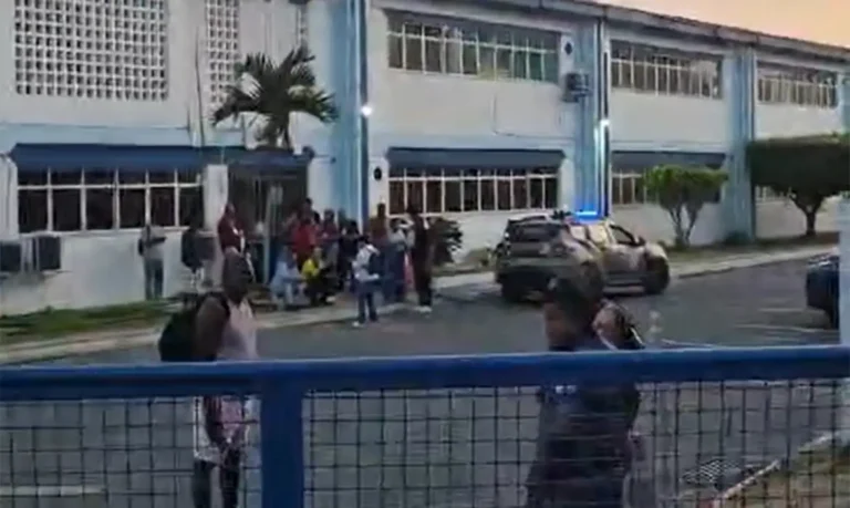 Eleitores enfrentam urnas fechadas e falta de ônibus em Salvador