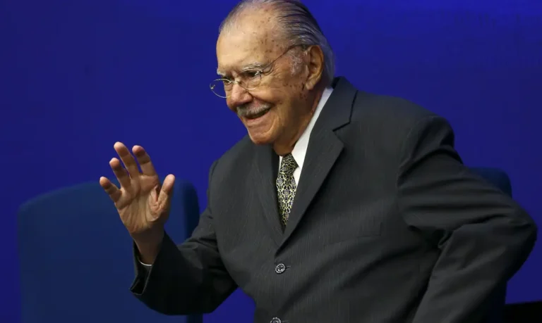 José Sarney é internado em São Paulo para tratar pneumonia