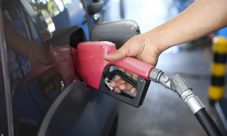 Governo mantém subsídio de R$ 2,12 no litro do diesel