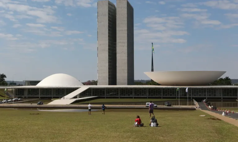 Senado pode votar fim da escala 6x1 e reduzir jornada semanal