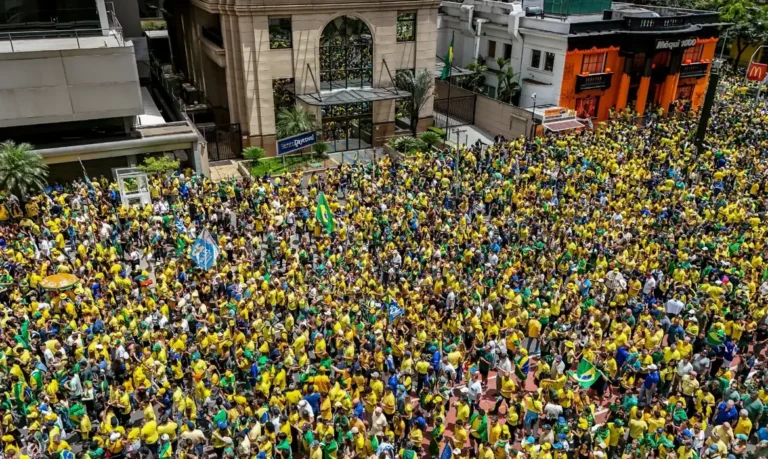 Flávio Bolsonaro reúne apoiadores em ato na Avenida Paulista