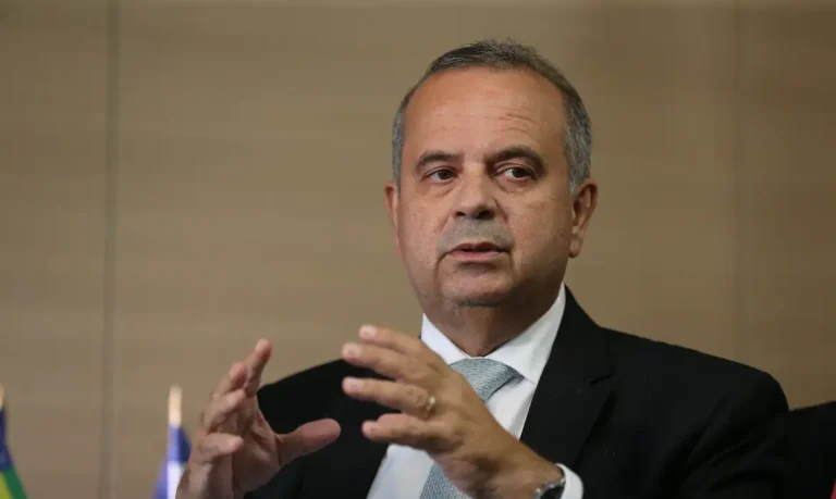 Coordenador do PL afirma surpresa com saída de Flávio Bolsonaro para os EUA
