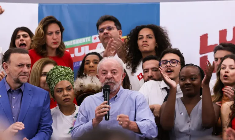 Lula desafia Flávio Bolsonaro sobre jornada 6x1 e segurança pública