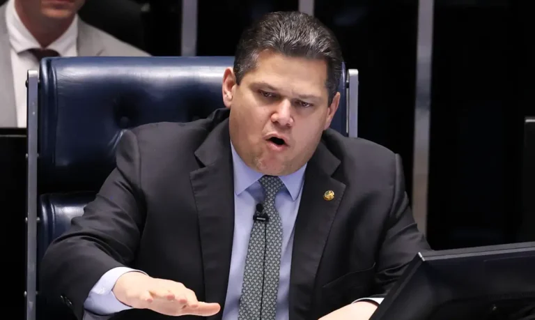 Senado promulga fim da escala 6x1 e reduz jornada semanal de trabalho