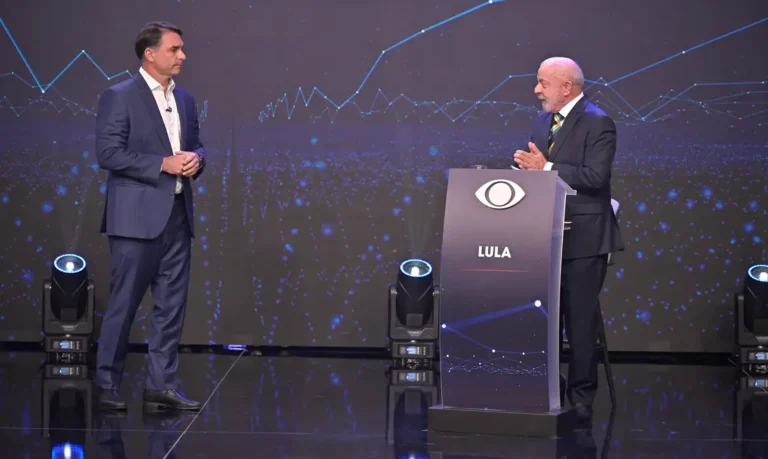 Lula e Flávio Bolsonaro firmam acordo para abertura de sigilos no TSE