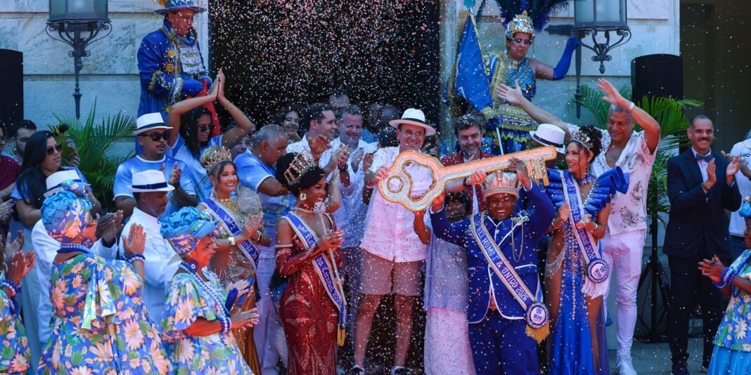 Rei Momo Recebe Chave da Cidade e Inicia Carnaval do Rio 2026