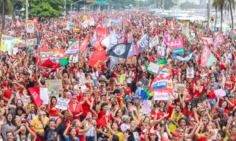 Manifestação reúne milhares em Copacabana por democracia e apoio a Lula