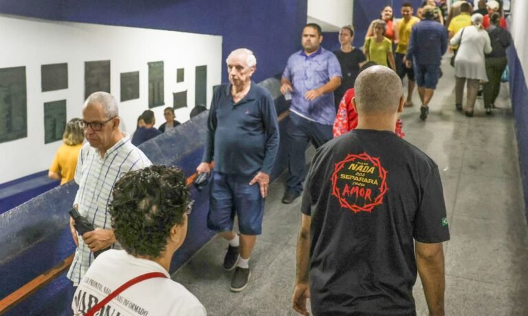 Idoso de 81 anos vota no Rio dez dias após cirurgia e inspira eleitores