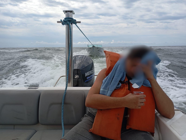 PMPR Resgata Barco à Deriva em Pontal do Paraná