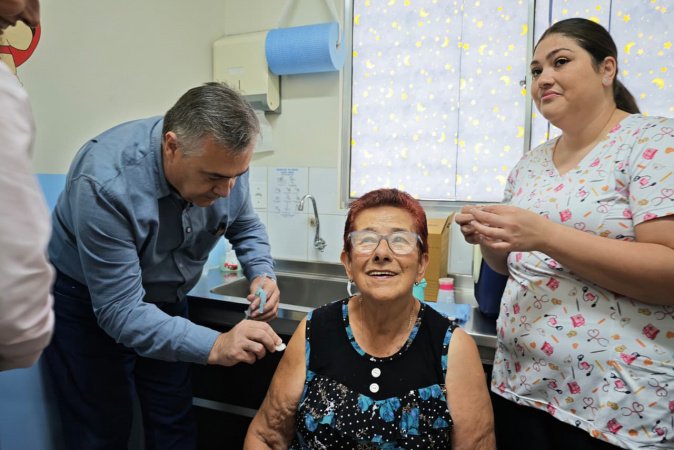 Campanha de Vacinação contra Influenza Atinge 4,5 Milhões no Paraná Campanha de Vacinação contra Influenza Atinge 4,5 Milhões no Paraná