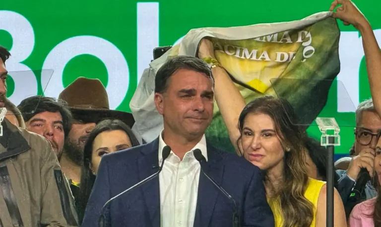 Flávio Bolsonaro viajou em jatinho ligado a investigado por fraudes bancárias em 2025