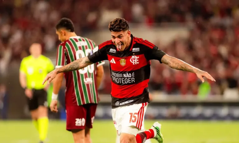 Flamengo mantém liderança do Brasileirão após vencer clássico no Maracanã
