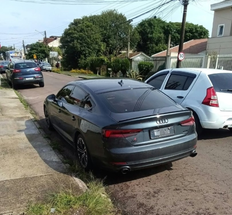 Audi A4 com R$ 20 mil em dívidas é apreendido no Capão da Imbuia
